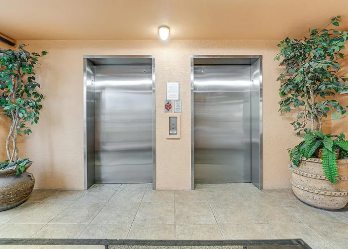 8th Floor Penthouse, Walk To Clearwater *