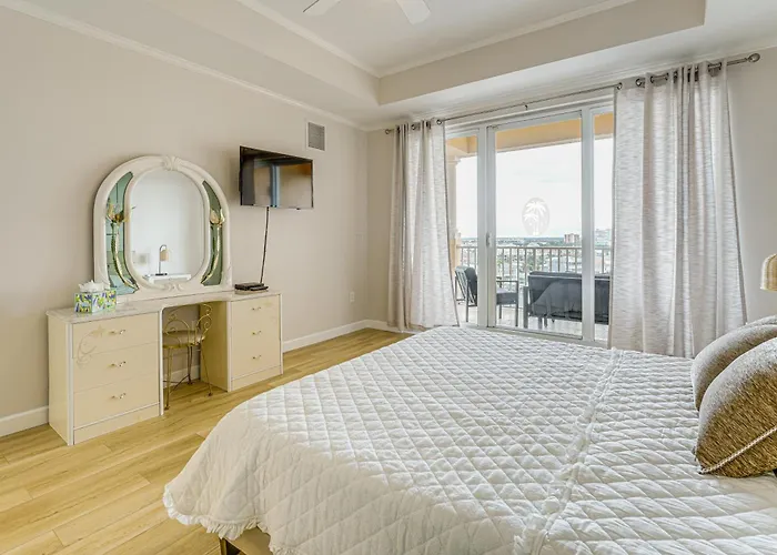 8th Floor Penthouse, Walk To Clearwater *